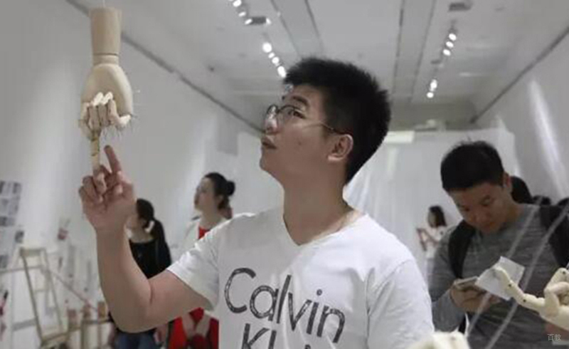 正在观赏艺术作品的学生