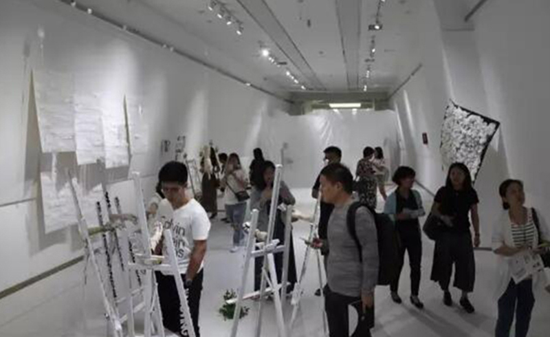 北京AF国际艺术教育_在校区参观的学生
