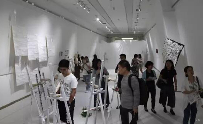 在校区参观的学生