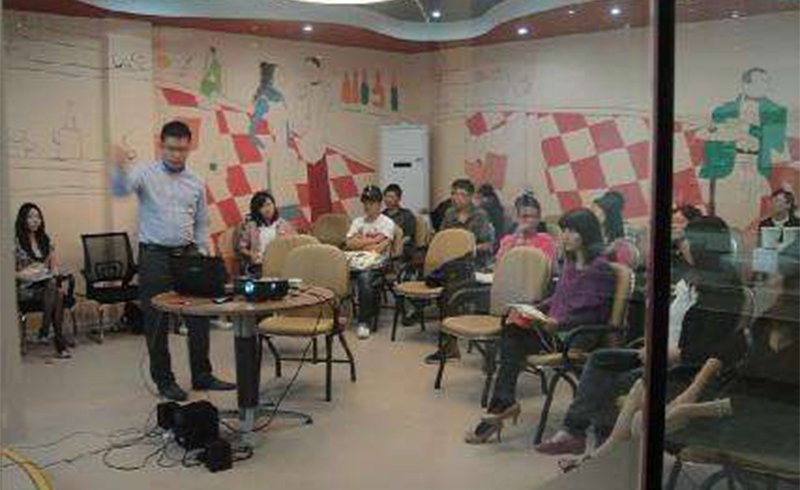 上海蘑菇教育学员正在上课