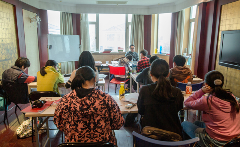 上海蘑菇教育学员正在认真听课