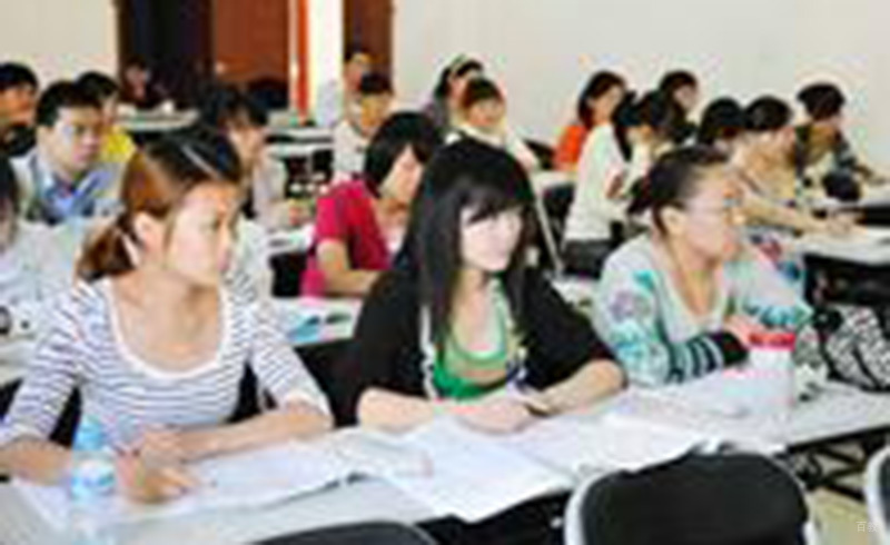 广州优视眼镜培训认真听课的学员