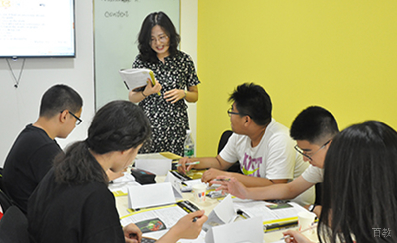 老师与学员交流情形
