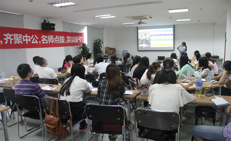 天津中公会计老师在为学员讲解知识点