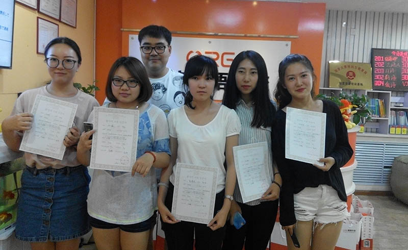 北京橙育外语校区拿到毕业证书合影的学生