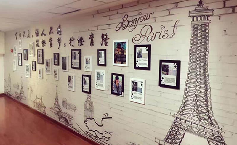 北京橙育外语校区走廊展示墙
