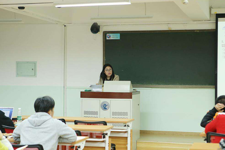 天津社科赛斯老师在为学员讲课