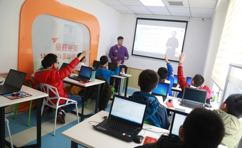 北京童程童美少儿编程班上课积极参与老师问答的学生