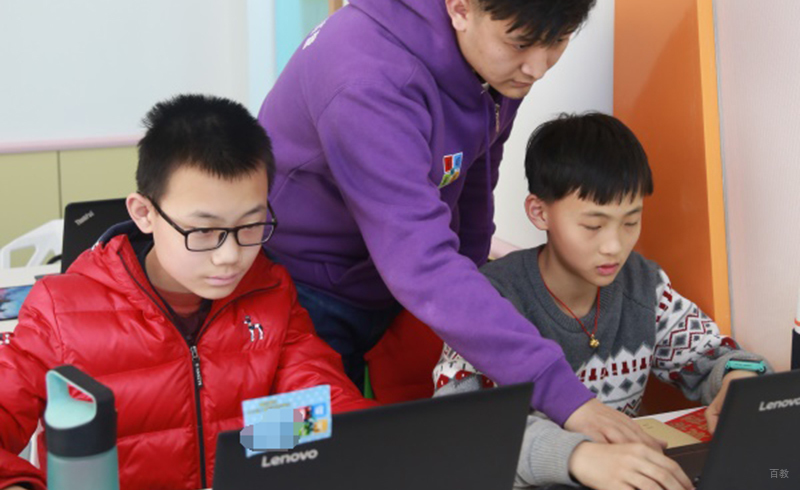 课堂上老师指导学生学习