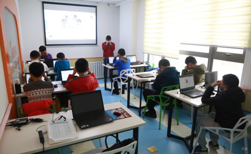 编程班学习中的学生