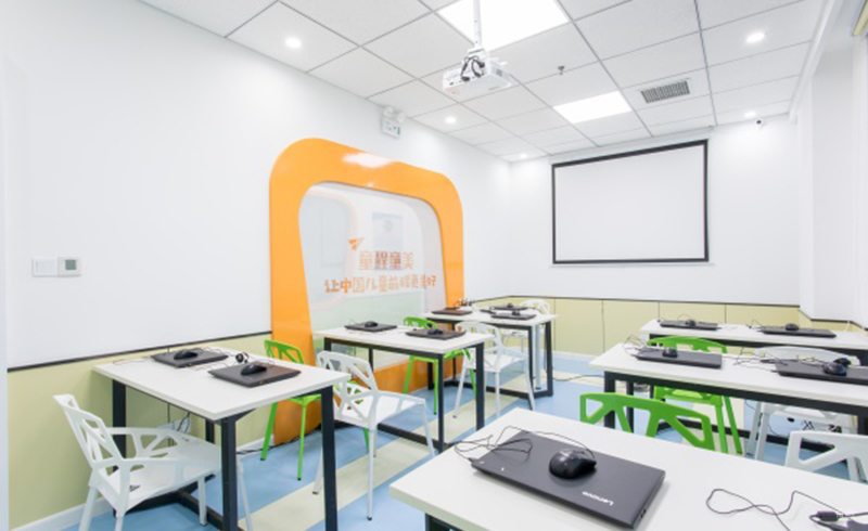 教学设施齐全,干净整洁的教室