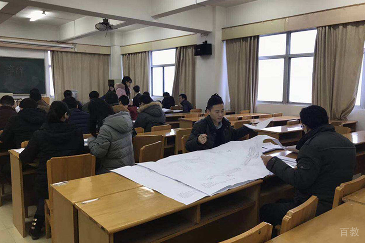 学员在模考后交流