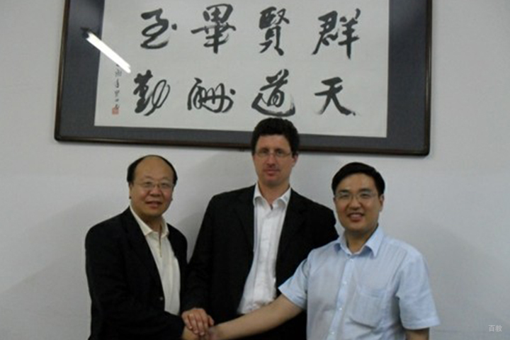 天津仁好学校_仁好学校校长与德国老师合影