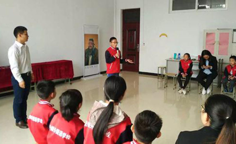 北京卡耐基口才少儿口才班正在演讲的学生