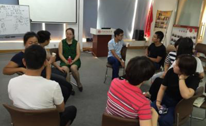 北京卡耐基口才校区休息区相互交流的学员