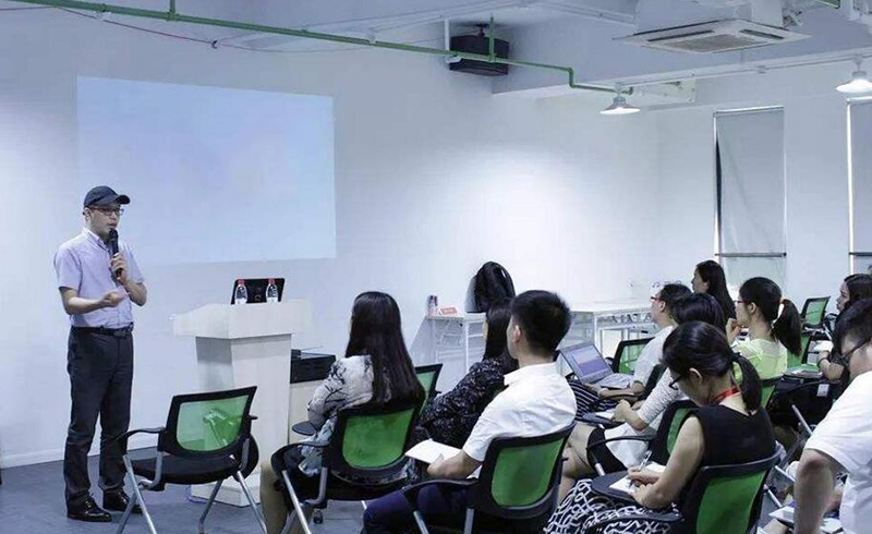 北京新动力培训学校校区老师讲座学员听课情形