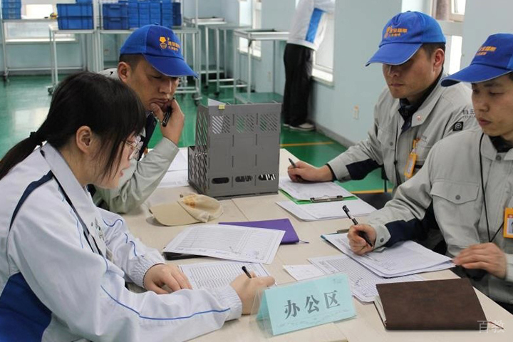 学员在讨论解决方案