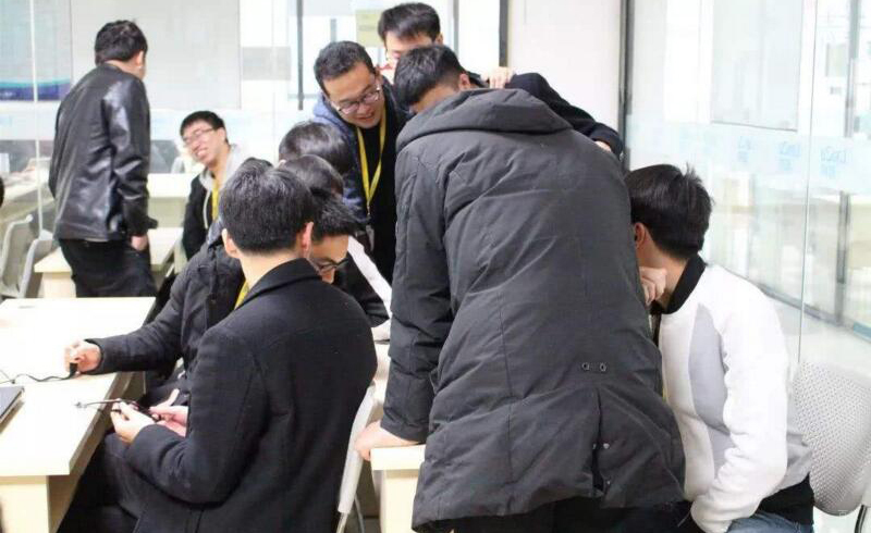 北京蓝鸥教育_校区老师课后指导学生学习交流状态