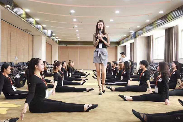 老师在为学员上课