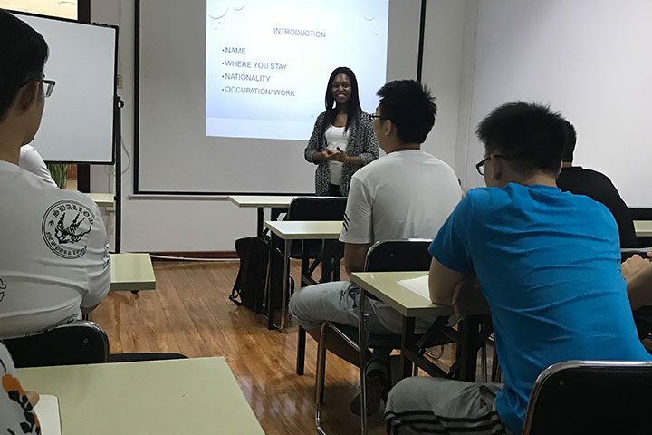 天津联航航空_外教老师在教授学员学习英语