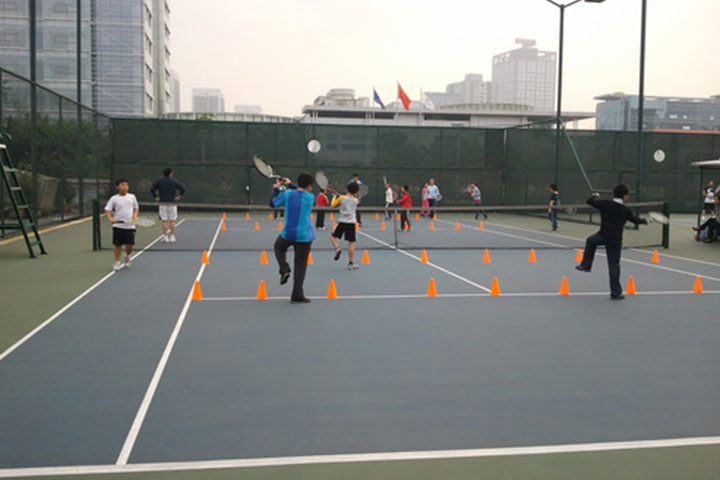 天津华夏聚龙网球俱乐部学员们在练习