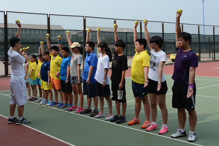 天津华夏聚龙网球俱乐部老师在授课