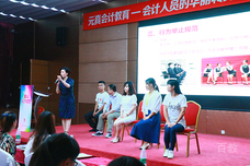 讲座现场老师与学生互动状态