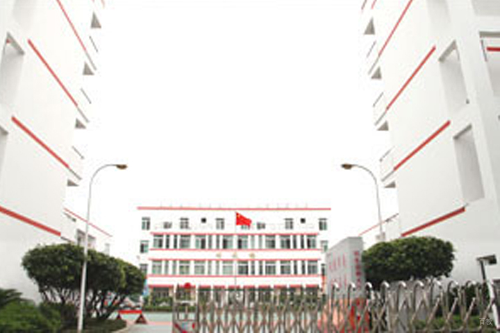 福州华南设计学校_学校大门环境