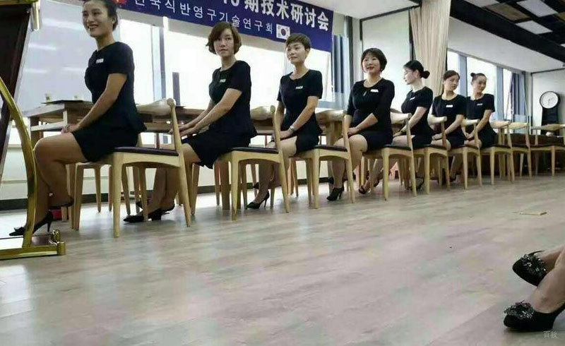北京山木教育_学习礼仪的学生