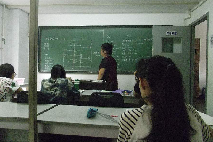 老师在为学员讲课