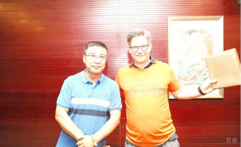 中方校区老师与荷兰老师合影
