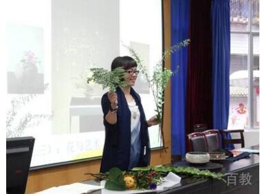 老师正在专心上课
