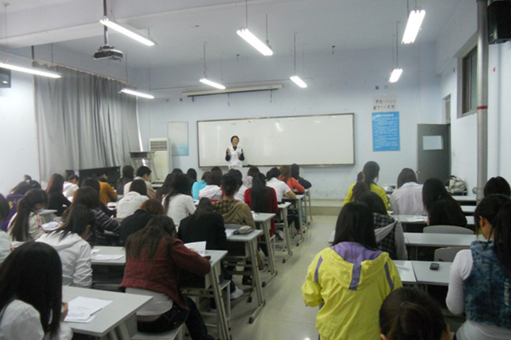 天津星火教育老师在为学员讲课