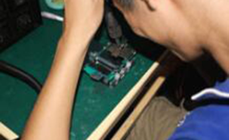 广州培众手机维修学员独立检修三星手机