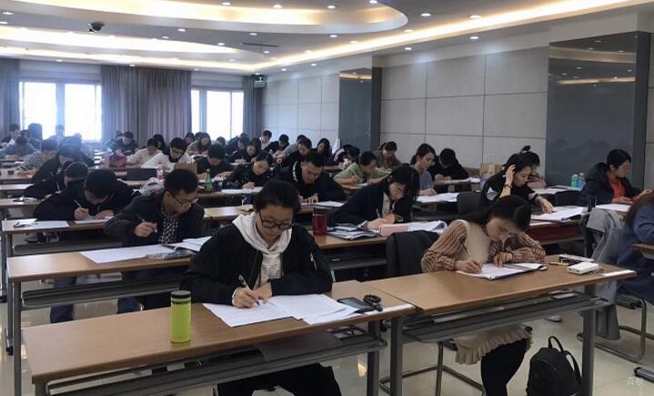 同学们在认真复习