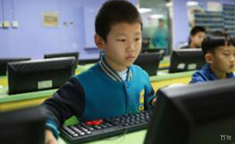 认真上课的学员
