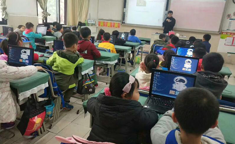 北京趣乐码少儿编程学习少儿编程课程的学生