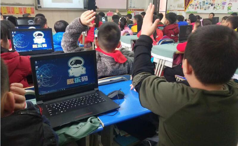 北京趣乐码少儿编程课堂上积极学习的学生