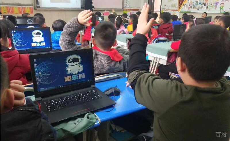 北京趣乐码少儿编程_课堂上积极学习的学生