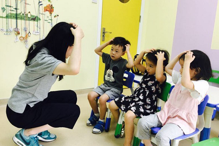 老师在给孩子上课