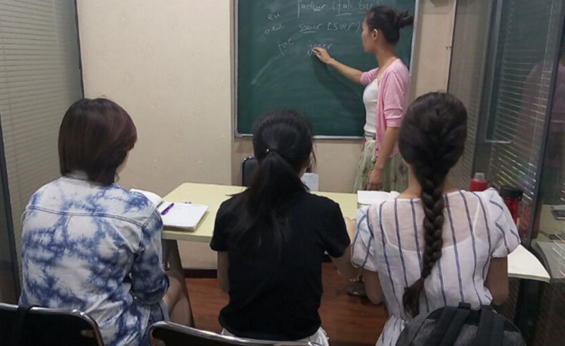 郑州新干线小语种教育正在上课情景