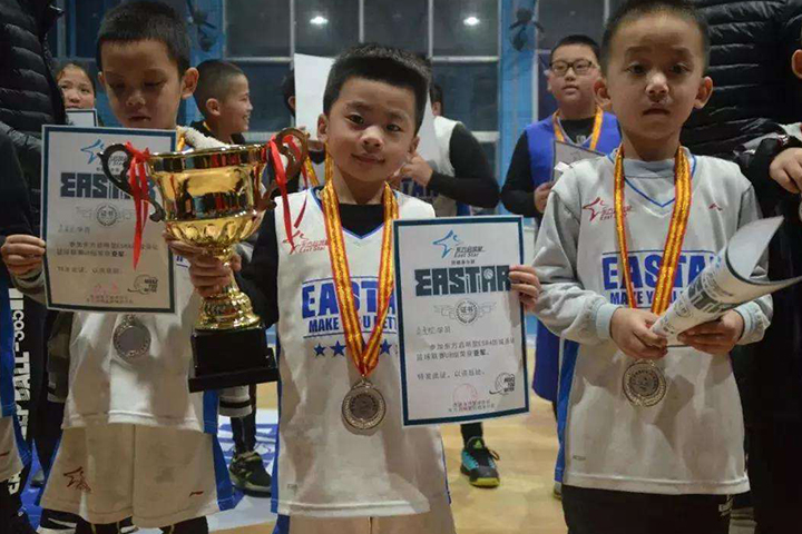 天津篮球培训小球员获奖留念