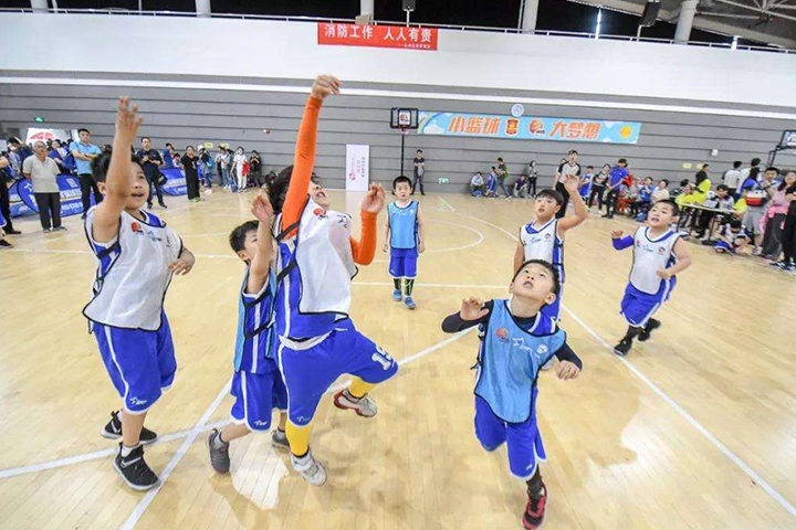 天津篮球培训小球员们在奋力比赛