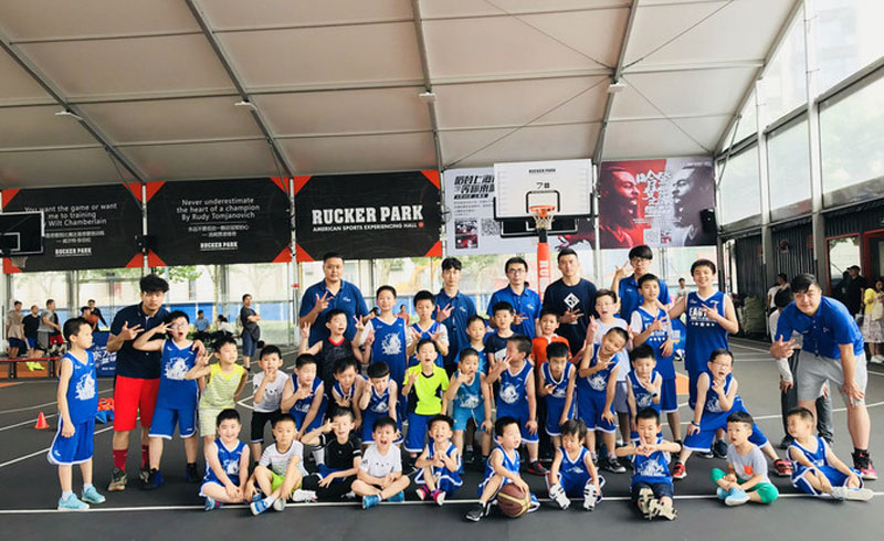 天津篮球培训学员与老师合影