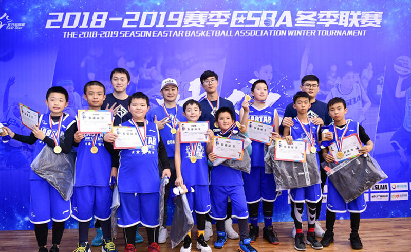 天津篮球培训获奖学员与教练合影
