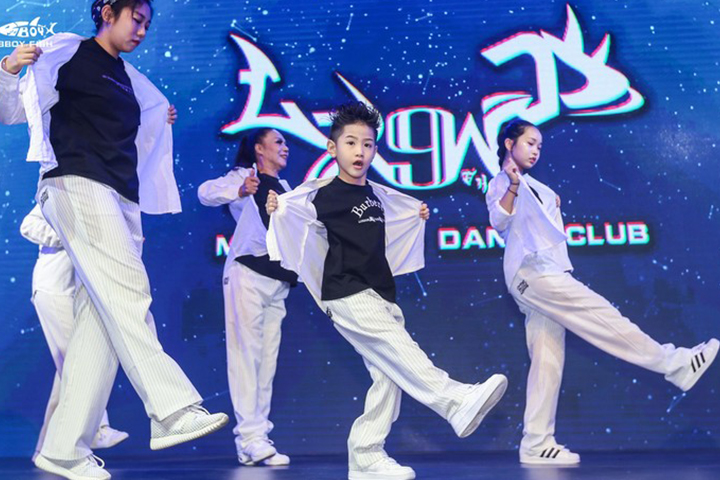 天津零下舞度街舞俱乐部学员在活动现场表演街舞