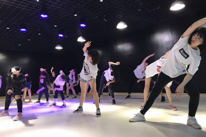 天津零下舞度街舞俱乐部学员在学习街舞