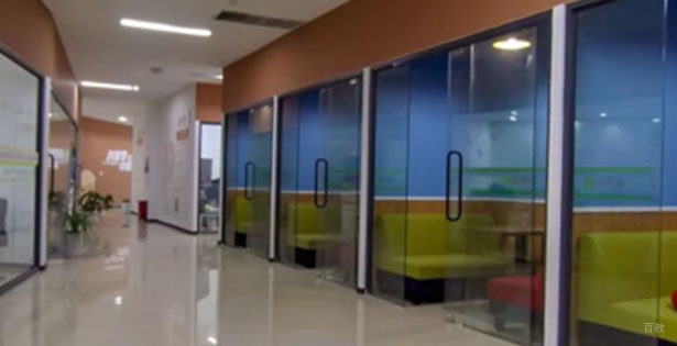 重庆顶景职业培训学校_教室走廊