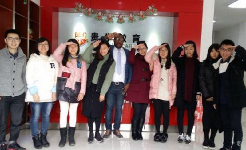 校区学生与老师合影留念