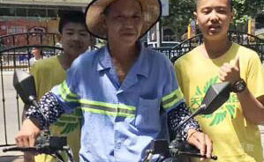 帮助环卫工人